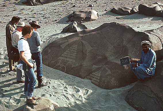 Dokumentation in Thalpan I: Stein 208 vor der Entfernung des Flugsandes